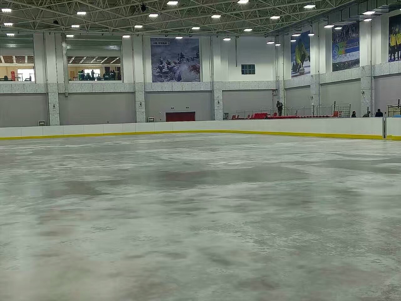 西宁溜冰场采用600x600x10mm橡胶地板片材